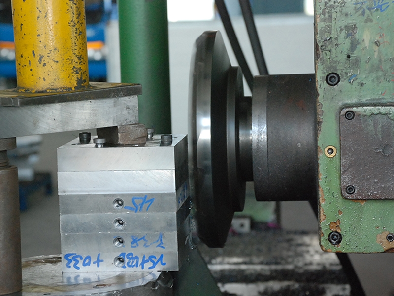 模架厂家能设备到压铸机上工作中的部分就叫模架